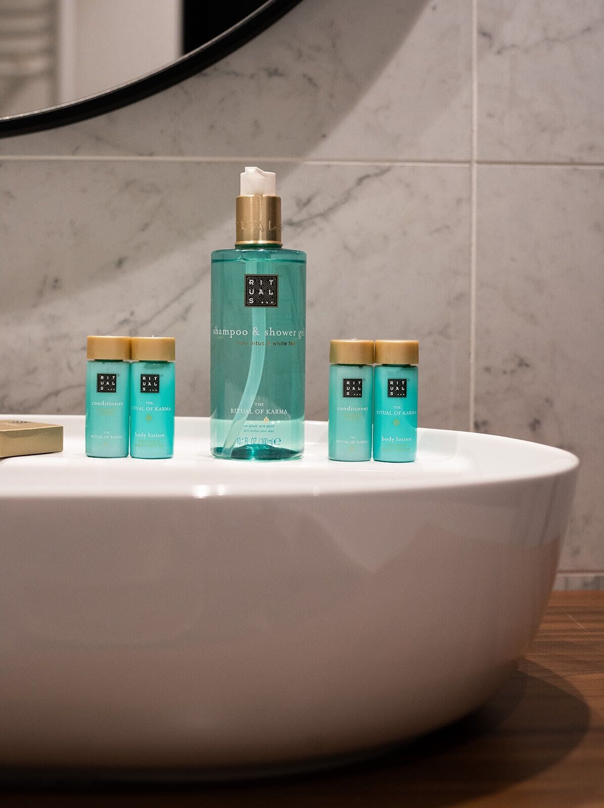 Un lavabo de salle de bain avec un receveur blanc et un pare-éclaboussures en marbre.