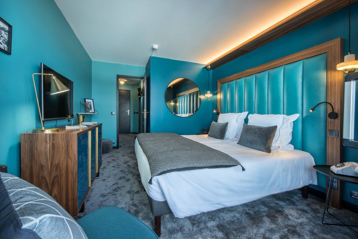 Premium bedding, in-room safe, iron/ironing board (on request)