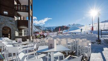 Serveert lunch en brunch, regionale gerechten