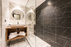 双人房, 城市景观 (Shower) | 浴室 | 名牌洗护用品、吹风机、浴袍、拖鞋