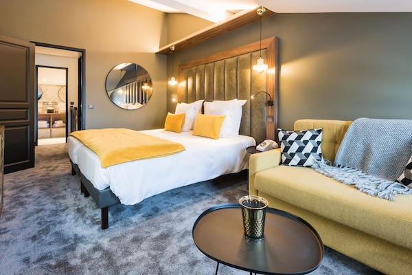 Premium bedding, in-room safe, iron/ironing board, free WiFi