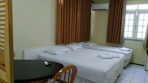 Habitació triple | Minibar, escriptori, llits addicionals i wifi gratuïta 