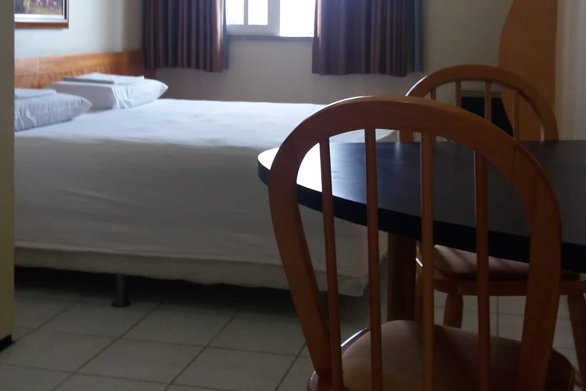 Quarto casal ou duplo | Frigobar, escrivaninha, camas extras/dobráveis (sobretaxa)