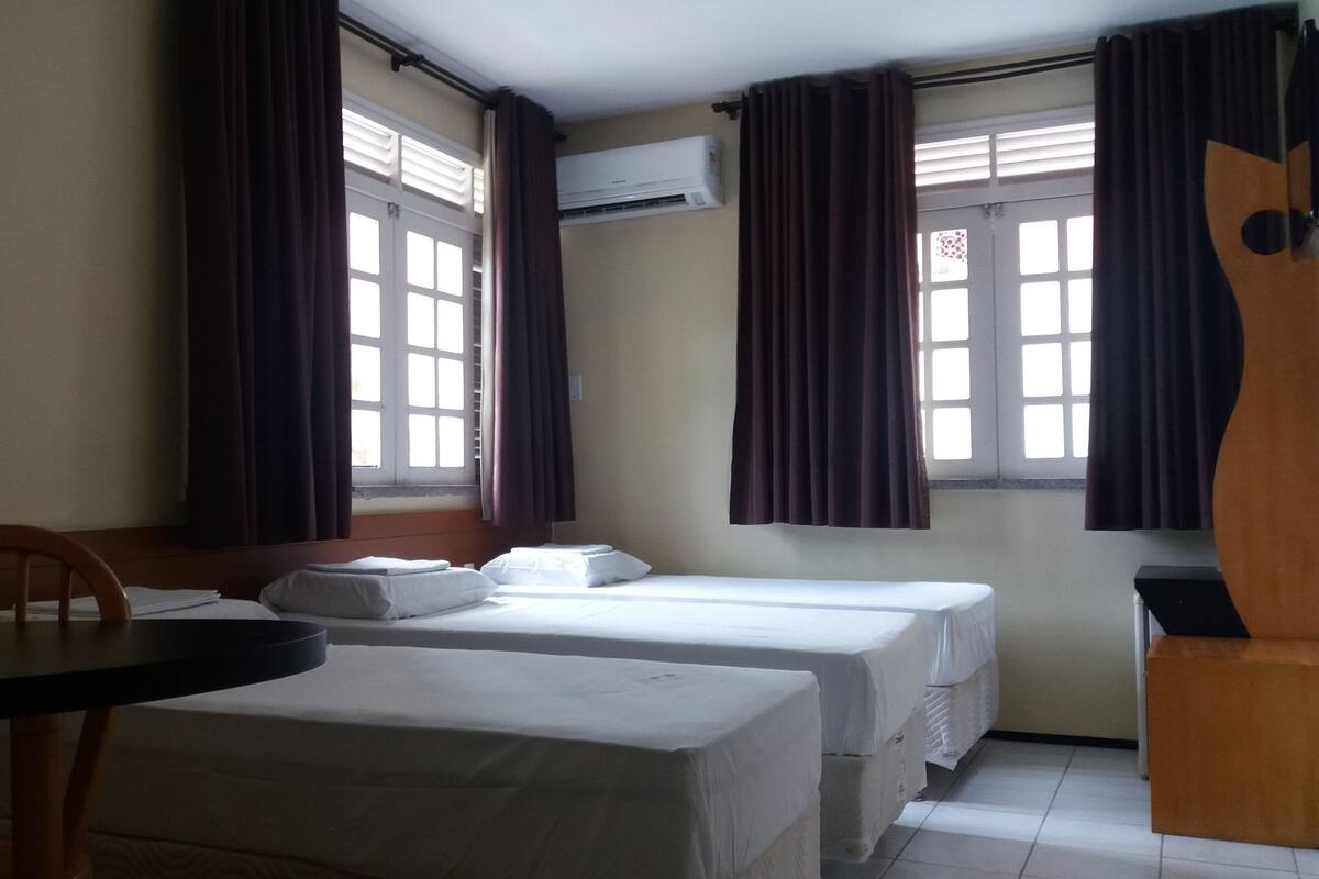 Quarto triplo | Frigobar, escrivaninha, camas extras/dobráveis (sobretaxa)