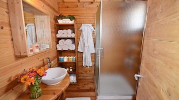 Separate tub and shower, jetted tub, free toiletries, towels