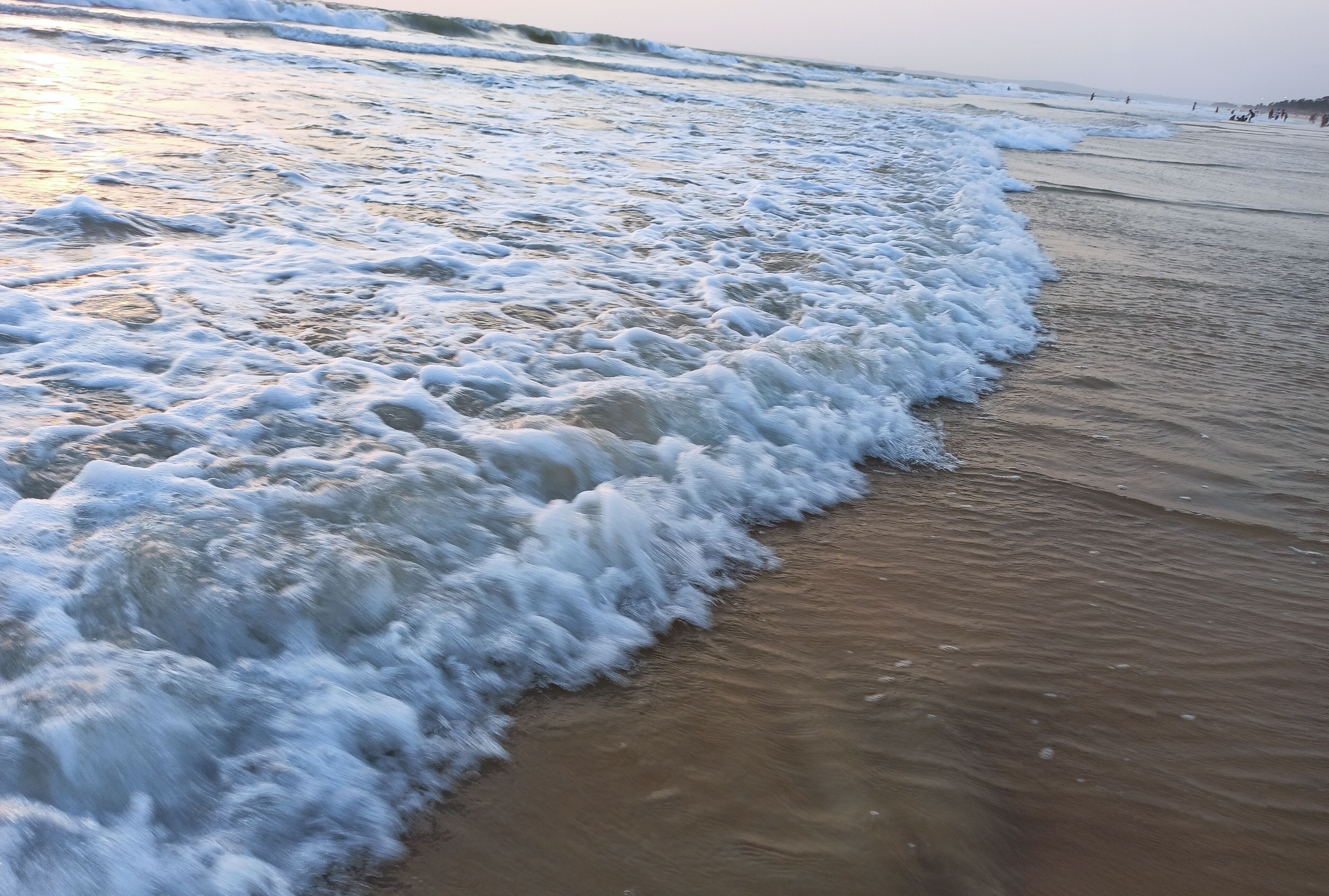 Una playa con olas rompiendo en la orilla.