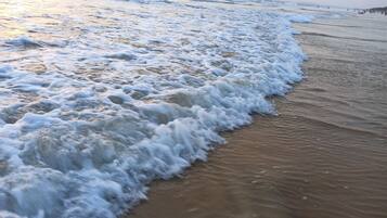 Una playa con olas rompiendo en la orilla.
