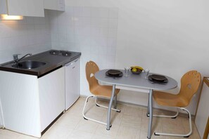 Studio (1 person) | Private kitchenette | Fridge, stovetop, cookware/dishes/utensils - ABITEL - Les Studines des Pradettes (Toulouse)