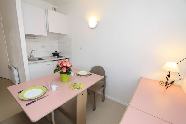 Large Studio (2 people) | In-room dining