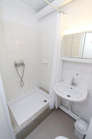 Shower, towels - ABITEL - Les Studines d'Ornon (Villenave-d'Ornon)