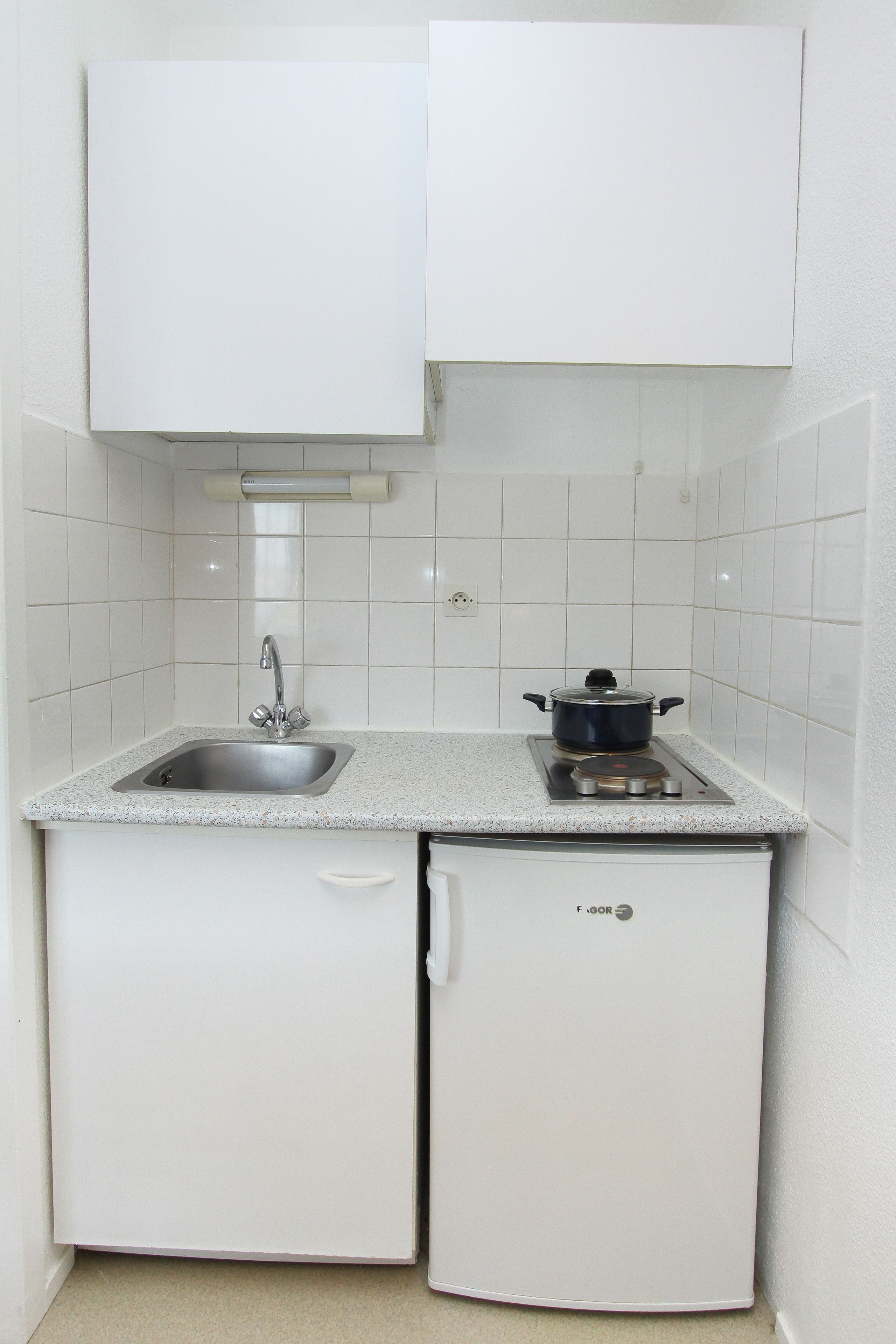 Large Studio (2 people) | Private kitchenette | Fridge, stovetop, cookware/dishes/utensils