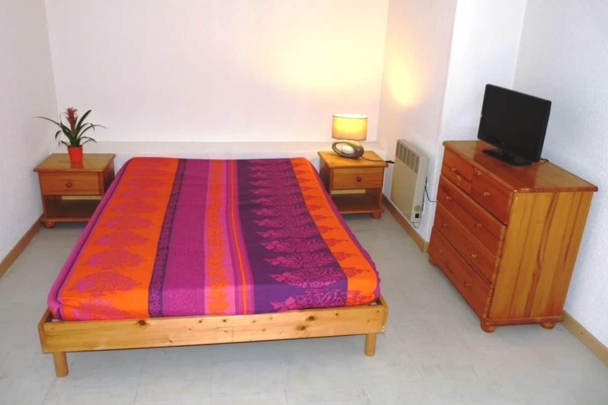 Duplex | Desk, free WiFi