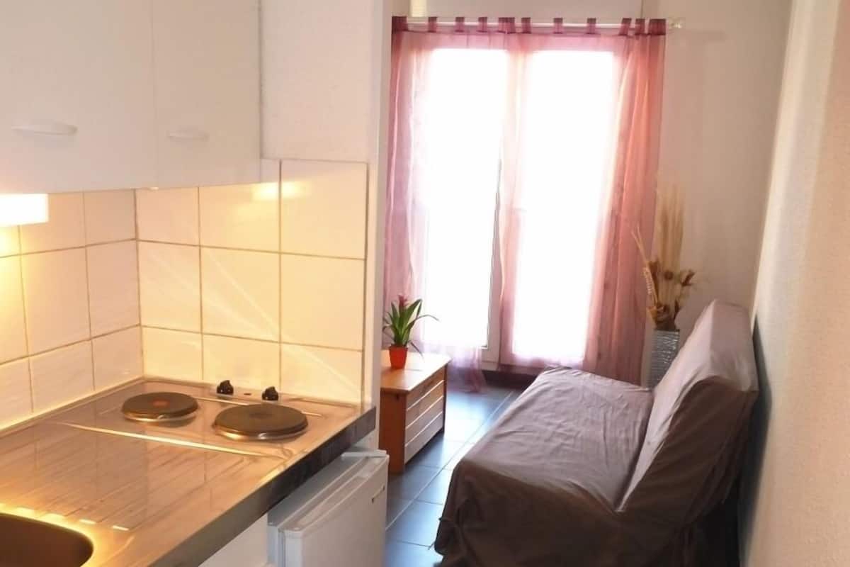 Fridge, stovetop, cookware/dishes/utensils