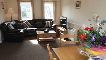 Apartment, 2 Bedrooms | 2 bedrooms, memory foam beds, iron/ironing board, free WiFi