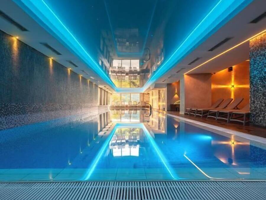 Una piscina techada, una piscina al aire libre de temporada