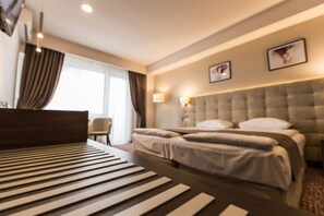 Habitació doble o amb dos llits individuals | Minibar, escriptori, planxa i posts de planxar i bressols gratuïts 