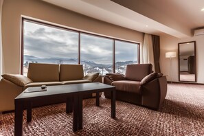 Suite, balcó | Minibar, escriptori, planxa i posts de planxar i bressols gratuïts 