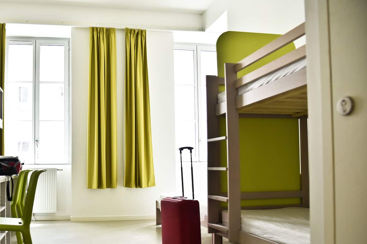 Habitación cuádruple básica, baño privado | Wifi gratis y ropa de cama