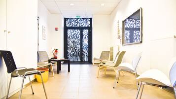 Coin salon dans le hall