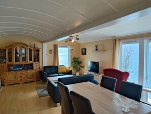 Krossen apt 1.First floor 2 bedrooms, Fjord View | In-room dining - Visit Undredal (Aurland)