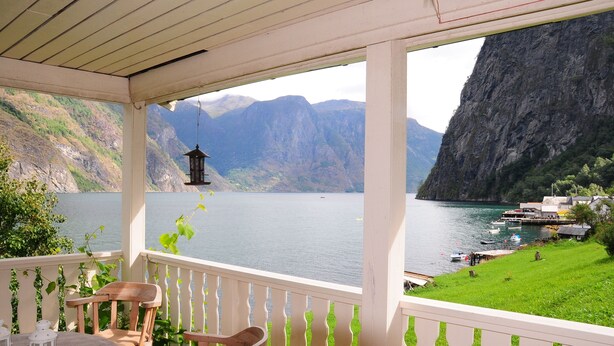 A balcony with a view of a lake and mountains. - Visit Undredal (Aurland)