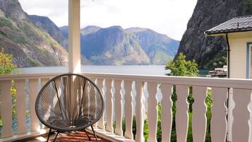 Krossen apt 3. First floor, 2 bedrooms, Fjord View | Hiên