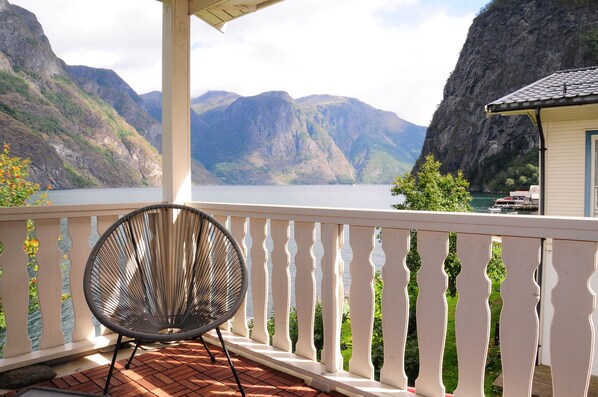 Krossen apt 3. First floor, 2 bedrooms, Fjord View | Terrace/patio - Visit Undredal (Aurland)