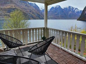 Krossen apt 3. First floor, 2 bedrooms, Fjord View | Terrace/patio - Visit Undredal (Aurland)