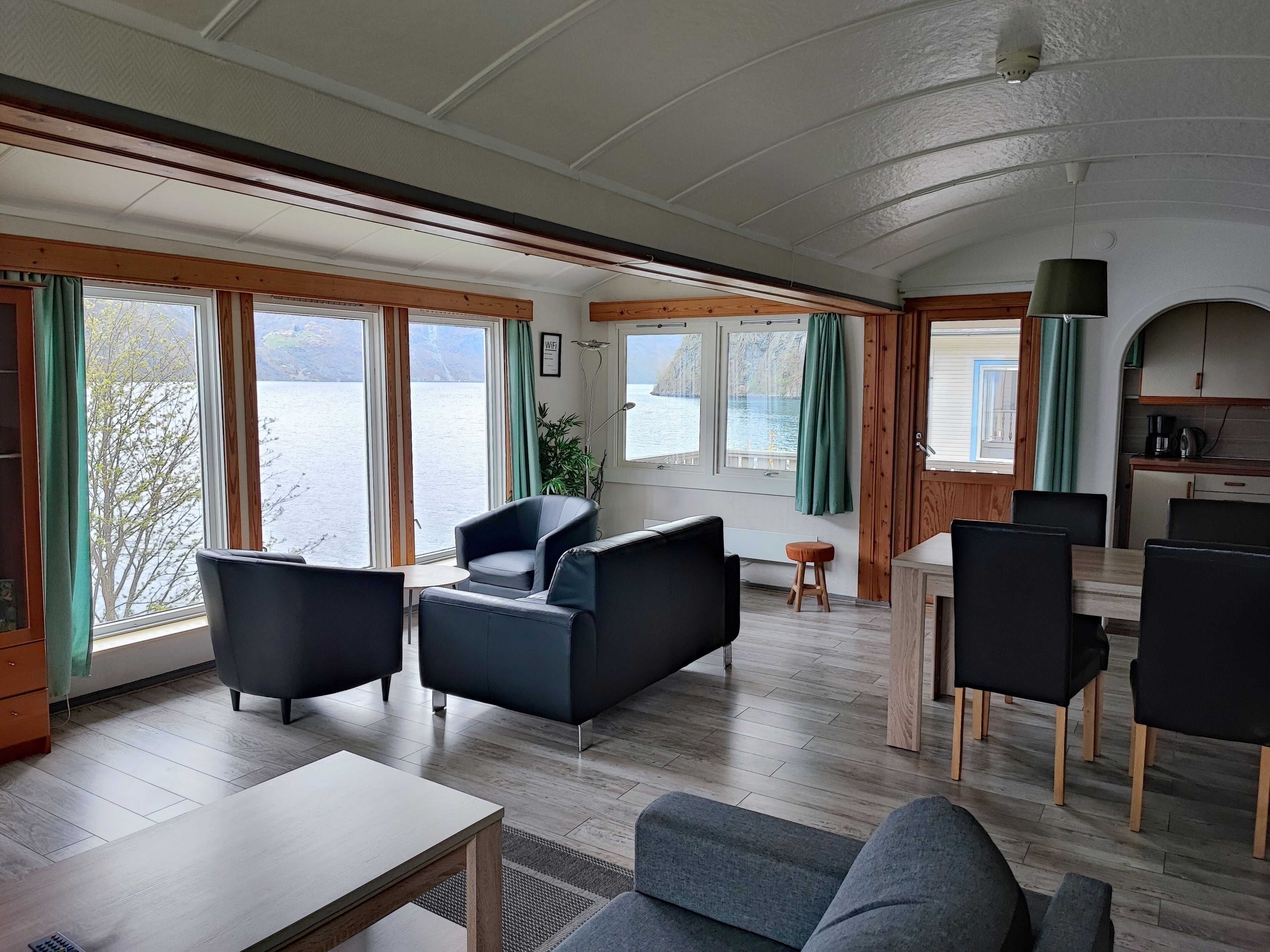 Krossen apt 3. First floor, 2 bedrooms, Fjord View | 起居区 | 32-英寸纯平电视 （配备 有线频道）、电视