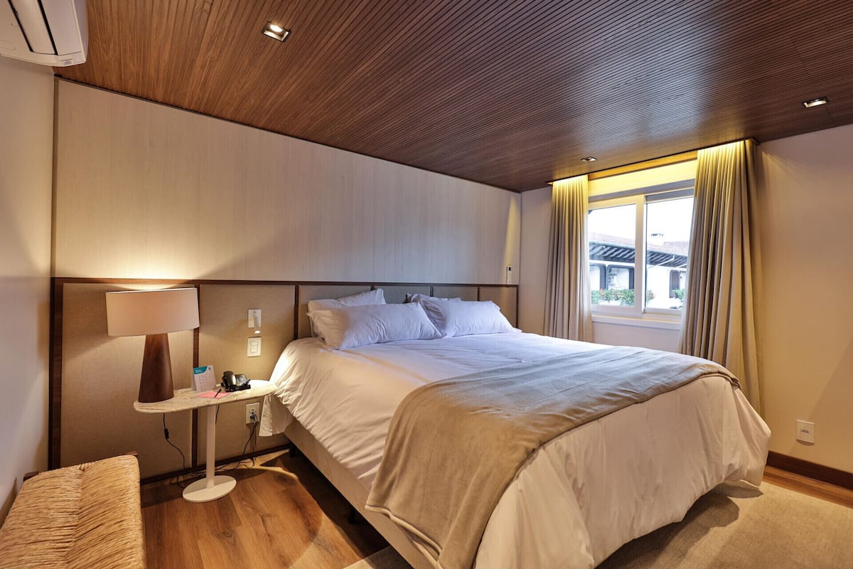 Minibar, caja de seguridad en la habitación y escritorio