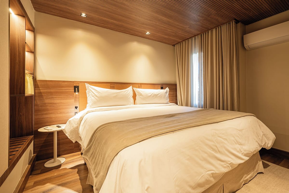 Minibar, caja de seguridad en la habitación y escritorio