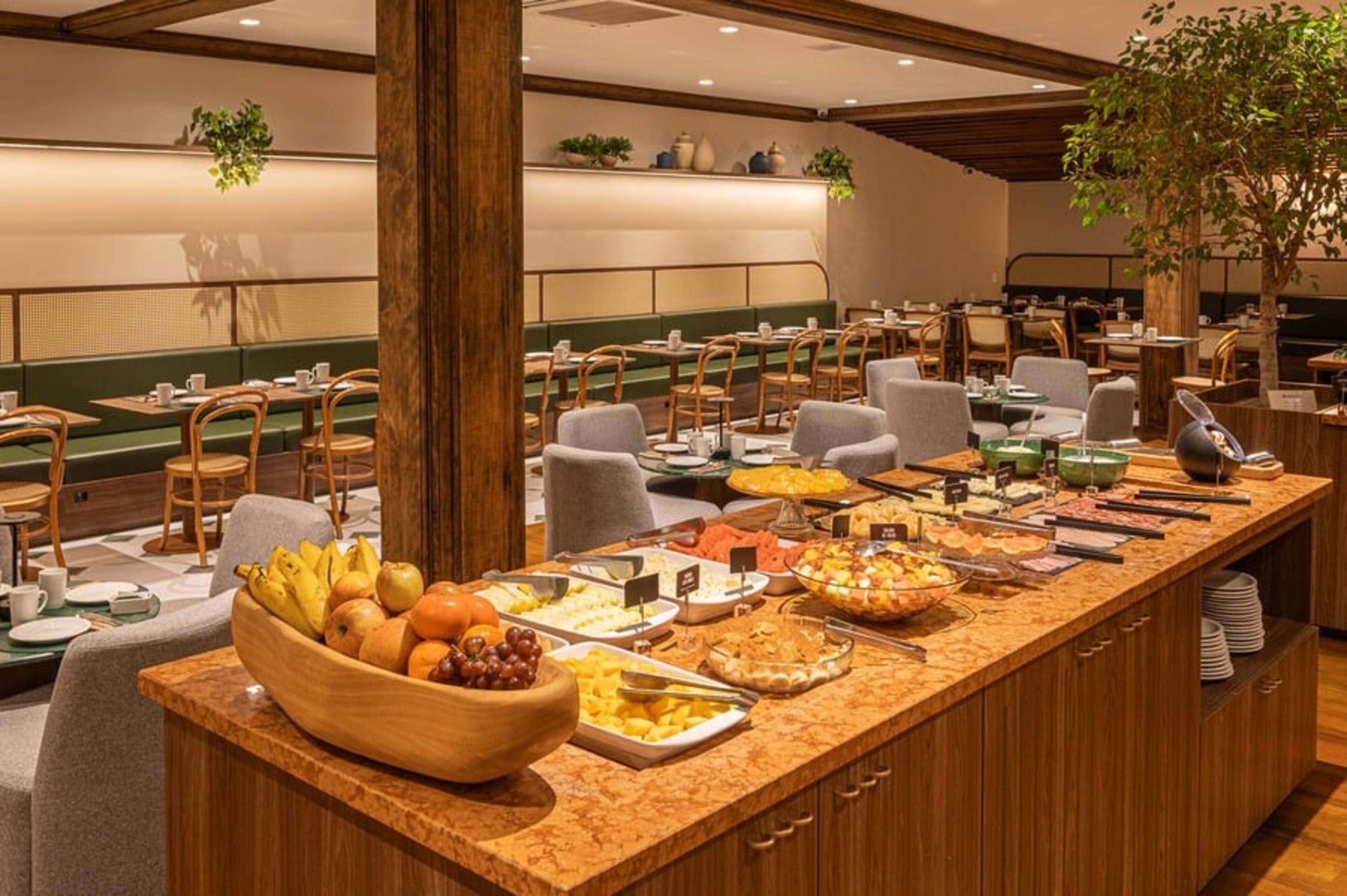 بوفيه فطور مجانًا يوميًا