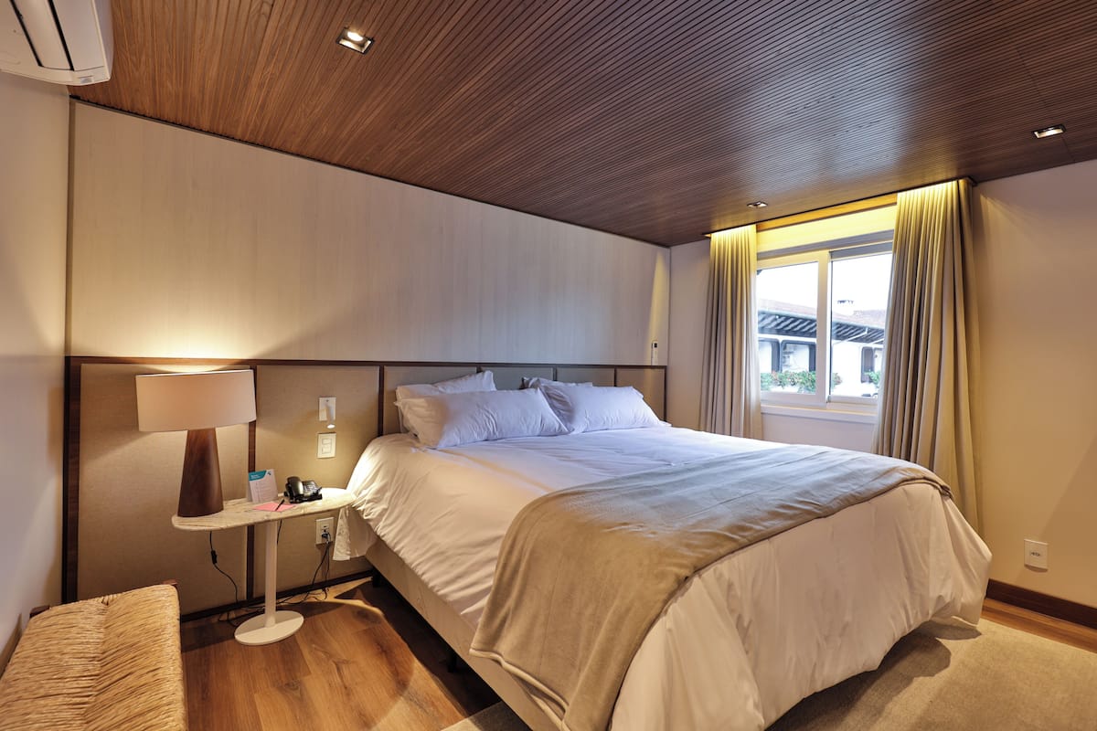 Minibar, caja de seguridad en la habitación y escritorio