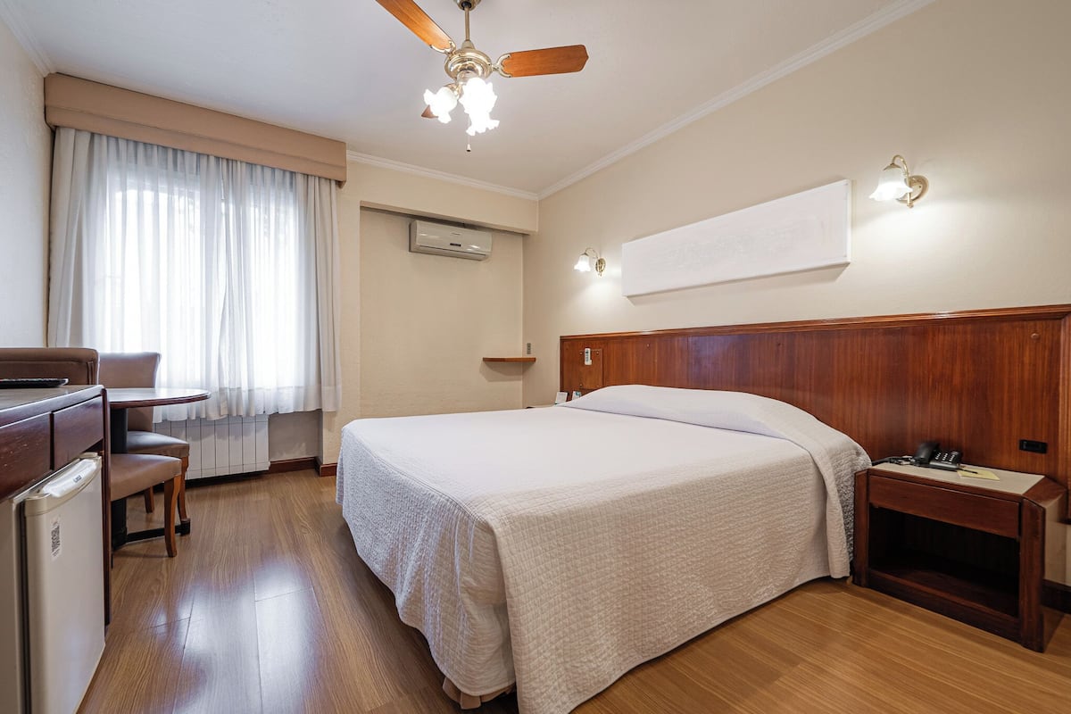 Apartamento | Minibar, in-room safe, desk, blackout drapes