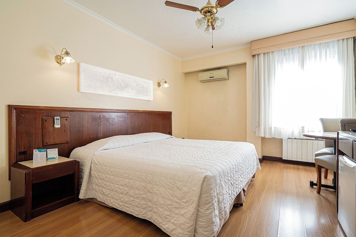 Apartamento Vista | Minibar, in-room safe, desk, blackout drapes