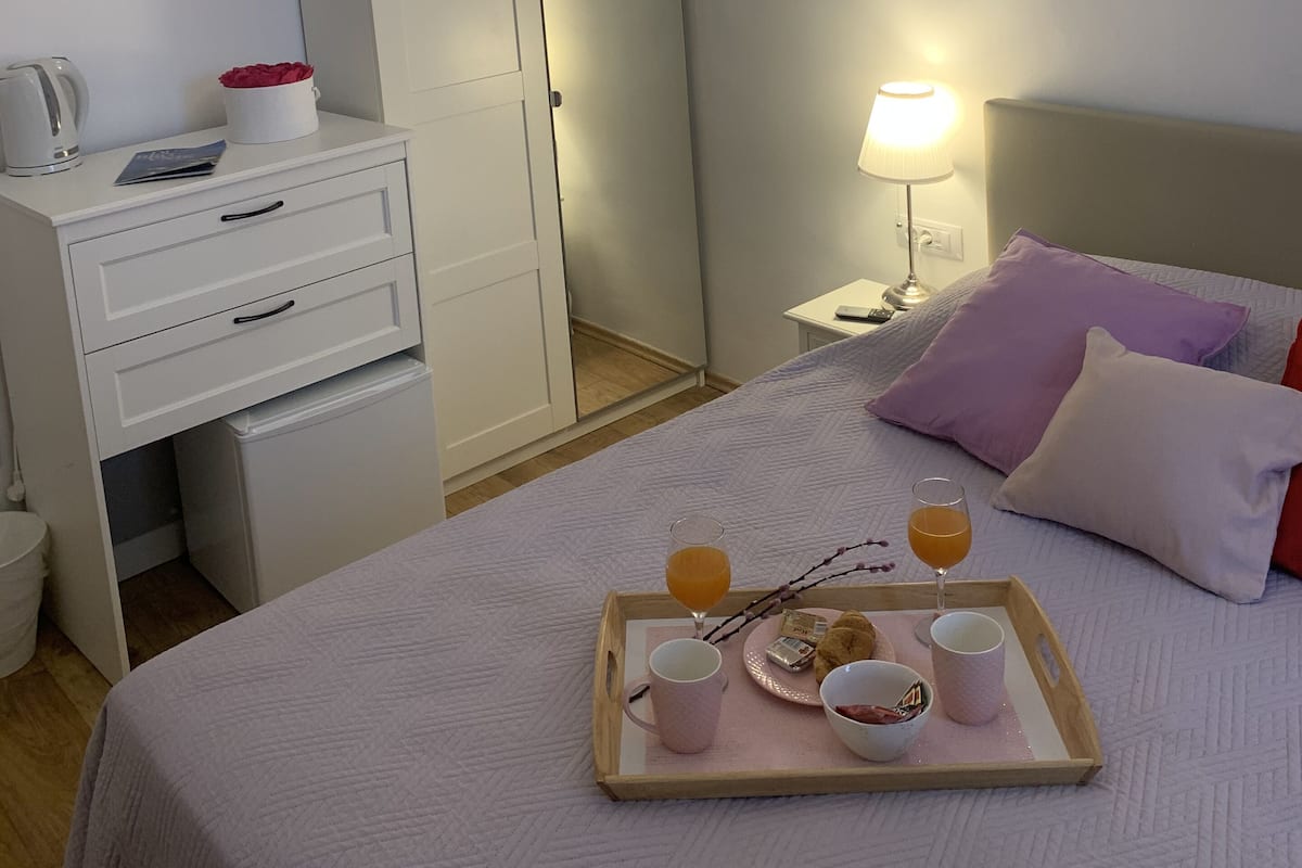 Premium bedding, down comforters, minibar, blackout drapes