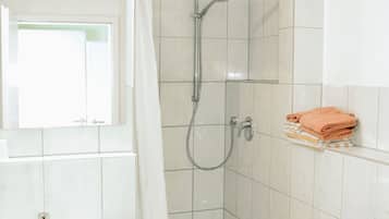 Dusche, Haartrockner, Handtücher
