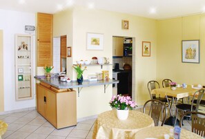Daily buffet breakfast (EUR 12 per person) - Pension Alter Zausel (Weimar)
