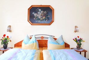 Escritorio, insonorización, tabla de planchar con plancha y camas extra 