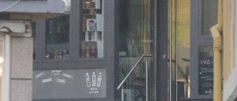 Un escaparate con un letrero que dice "Sabrina's Kitchen" y un letrero de "Bistro" encima.