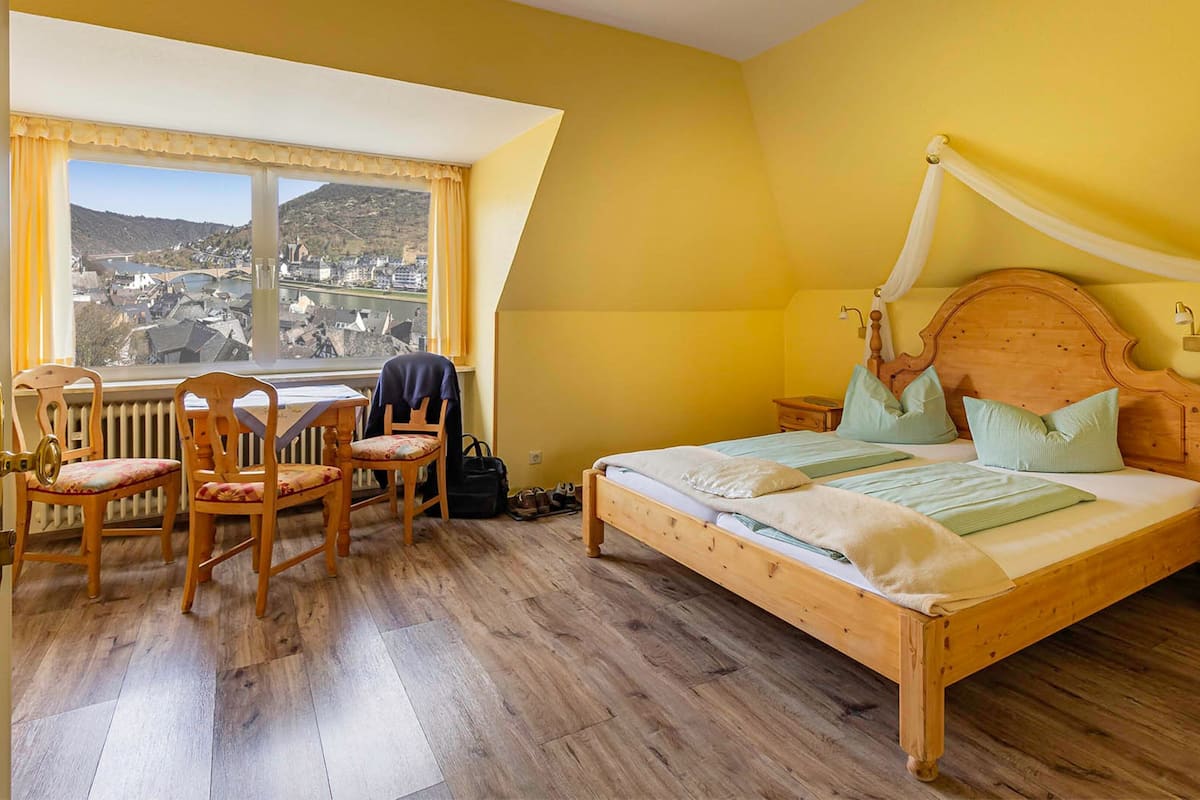 Habitación panorámica, vista al río, junto a la pista de ski | Ropa de cama hipoalergénica, insonorización y cuna de viaje