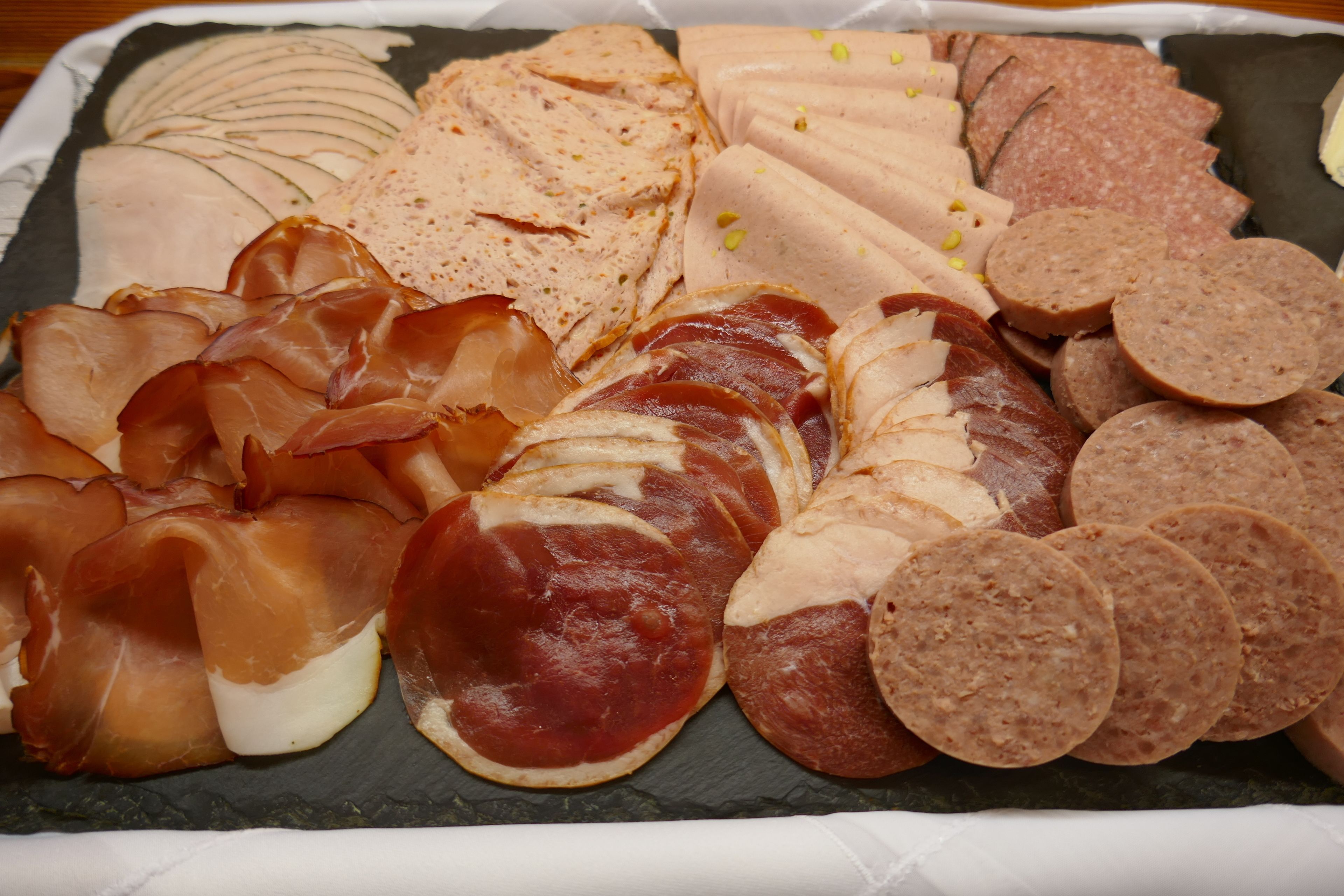 Verschiedene Aufschnitte auf einer Schieferplatte.