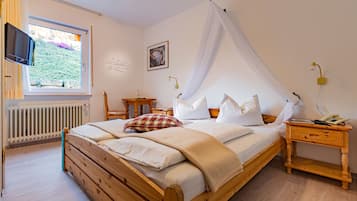 Comfort-Doppelzimmer, 1 Queen-Bett, Blick auf den Weinberg, Hanglage | Allergikerbettwaren, schallisolierte Zimmer, Reisekinderbett