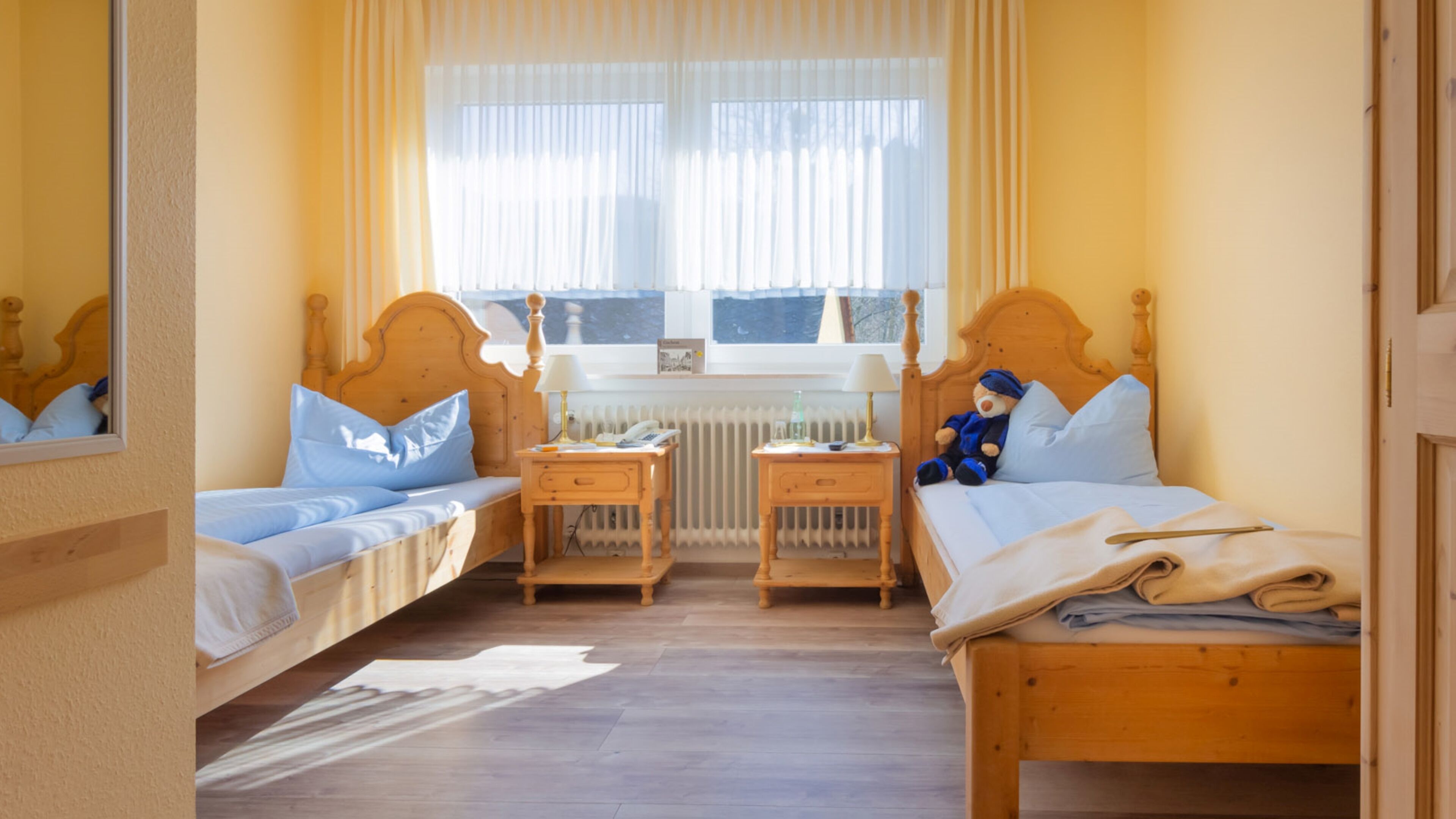 Comfort-Zweibettzimmer, Mehrere Betten, Blick auf den Weinberg, Hanglage | Allergikerbettwaren, schallisolierte Zimmer, Reisekinderbett