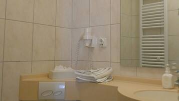 Ein Badezimmer mit Toilette, Waschbecken und Spiegel.