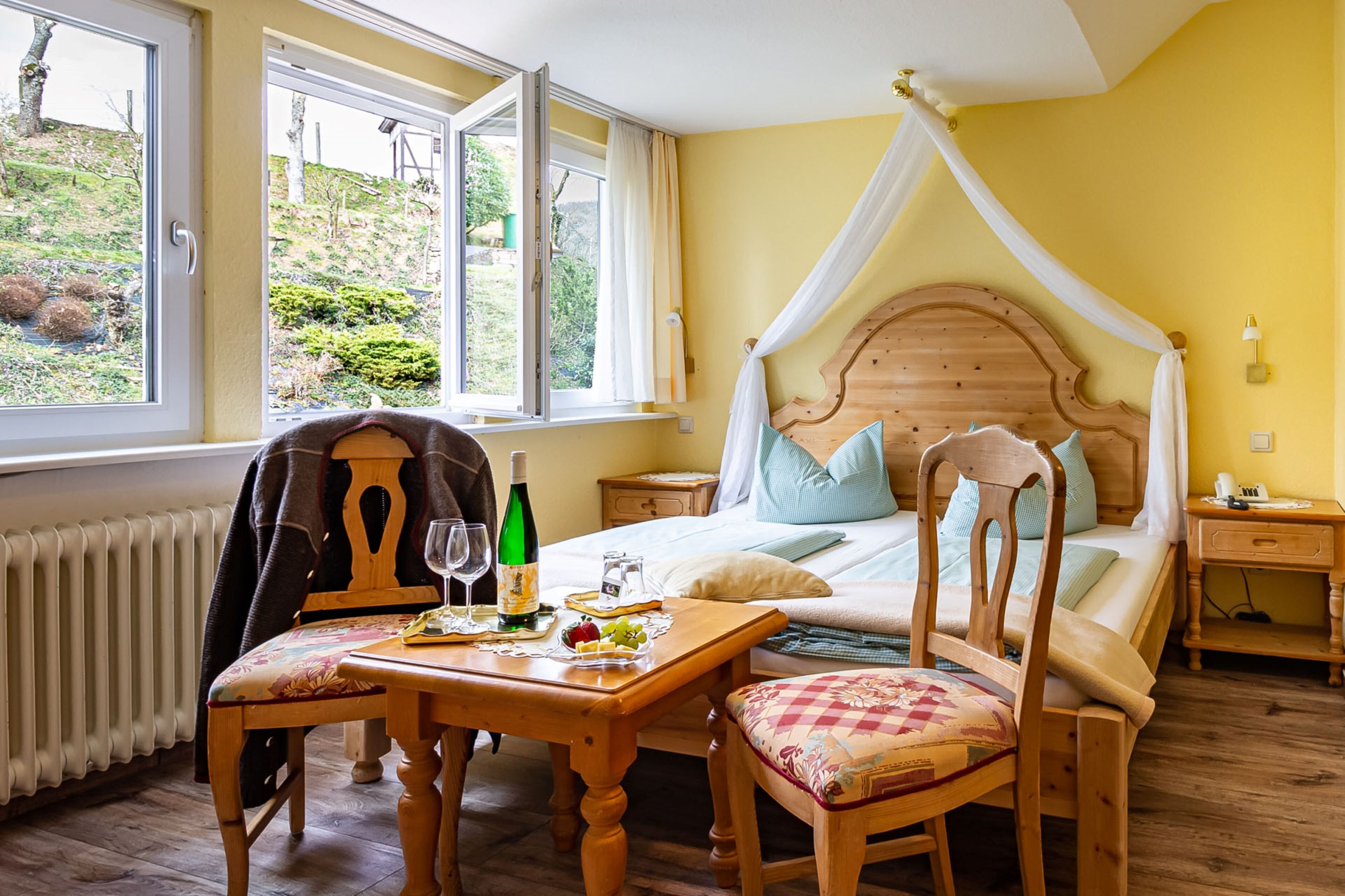 Comfort-Doppelzimmer, 1 Queen-Bett, Blick auf den Weinberg, Hanglage | Allergikerbettwaren, schallisolierte Zimmer, Reisekinderbett