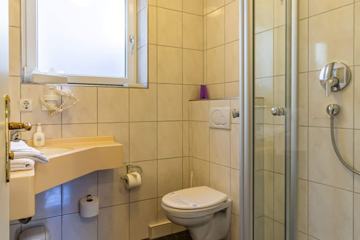 family room, 2 bedrooms, connecting rooms, slope side | bathroom | shower, hair dryer, towels, soap