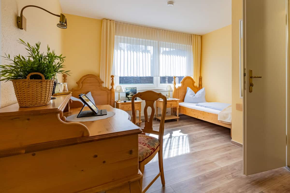 Habitación Confort con 2 camas individuales, varias camas, vista al viñedo, junto a la pista de ski | Ropa de cama hipoalergénica, insonorización y cuna de viaje