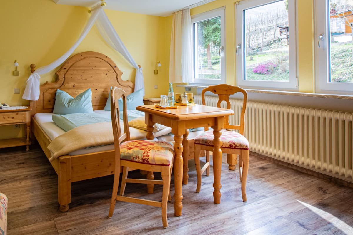 Habitación triple Confort, 1 cama Queen size y sofá cama, para no fumadores, junto a la pista de ski | Ropa de cama hipoalergénica, insonorización y cuna de viaje