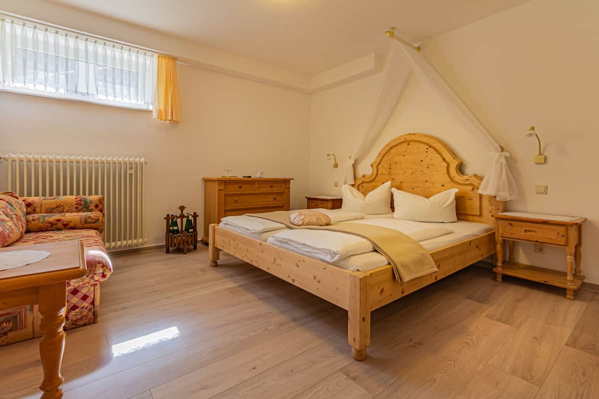 Habitación familiar, 2 habitaciones, habitaciones conectadas, junto a la pista de ski | Ropa de cama hipoalergénica, insonorización y cuna de viaje
